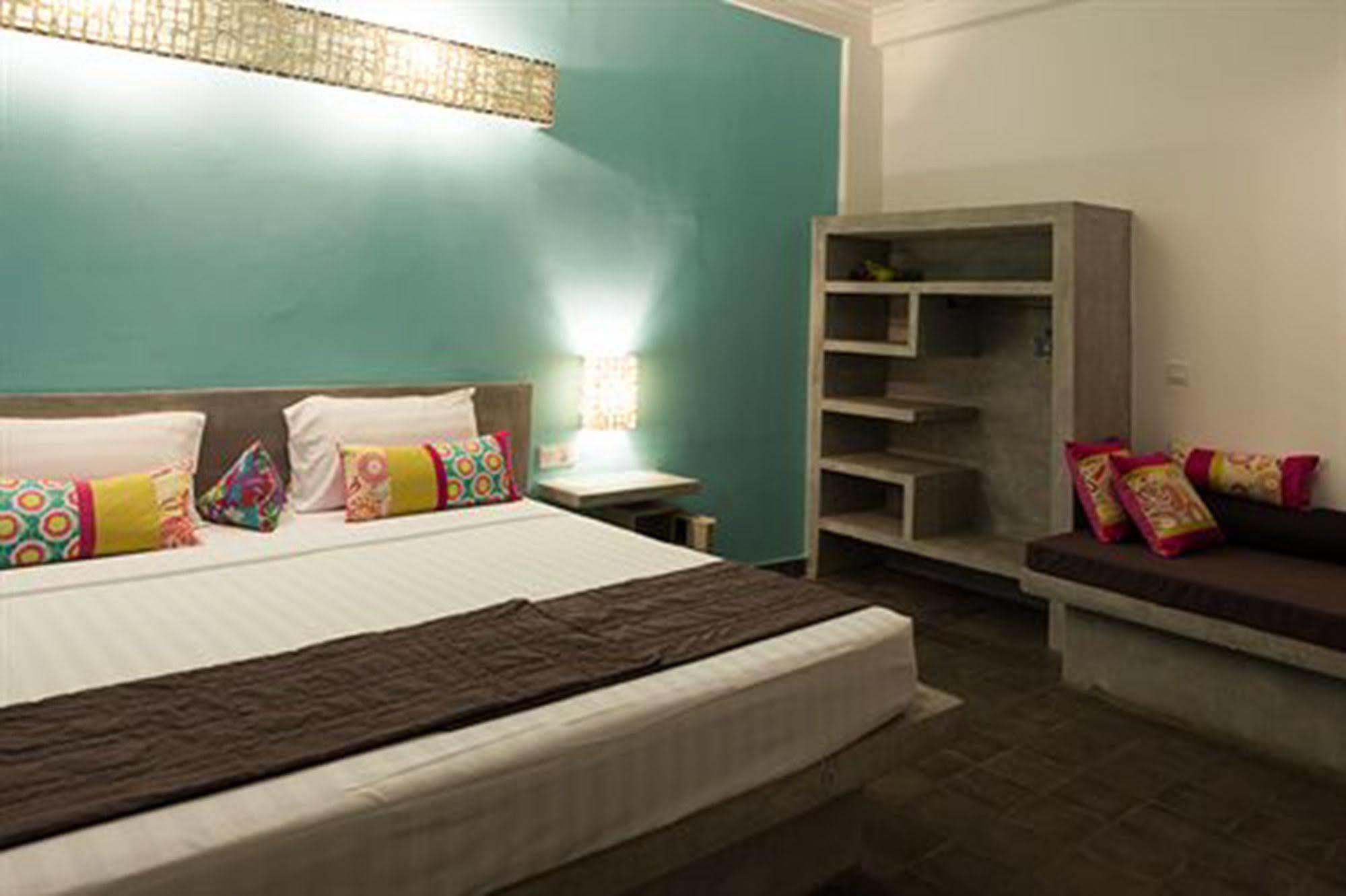 The 252 Hotel Phnom Penh Exterior photo