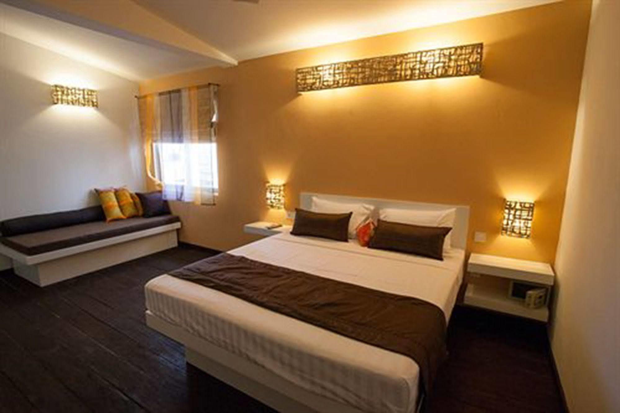 The 252 Hotel Phnom Penh Exterior photo