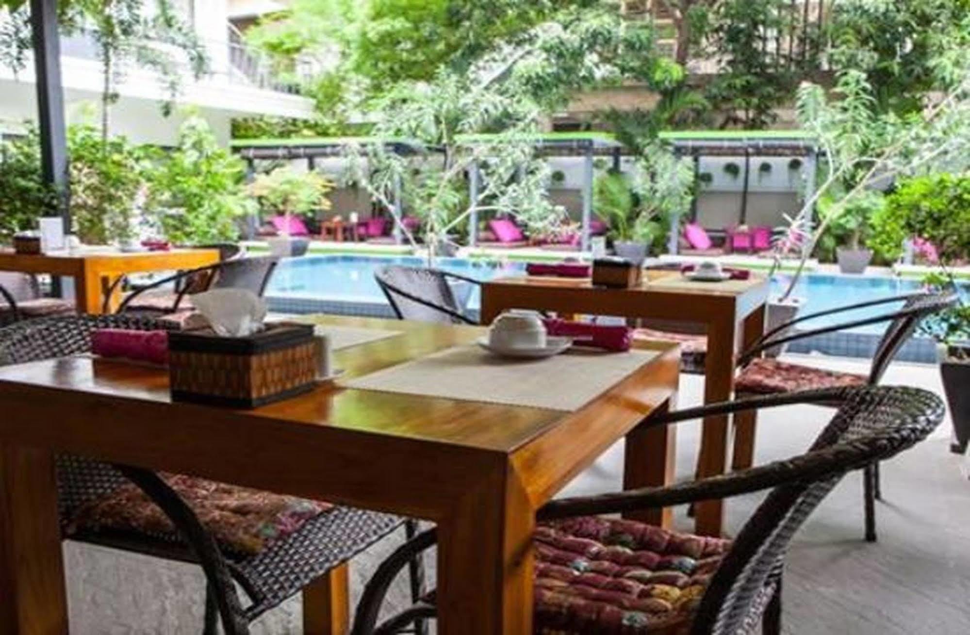 The 252 Hotel Phnom Penh Exterior photo