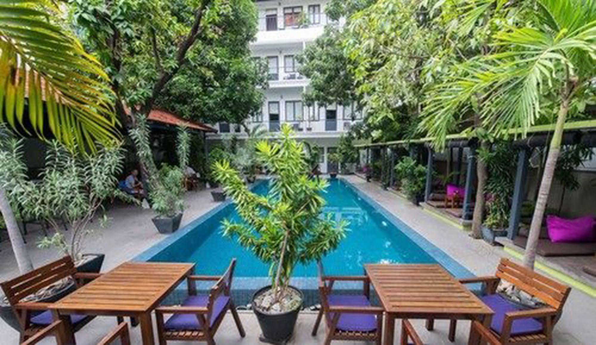 The 252 Hotel Phnom Penh Exterior photo
