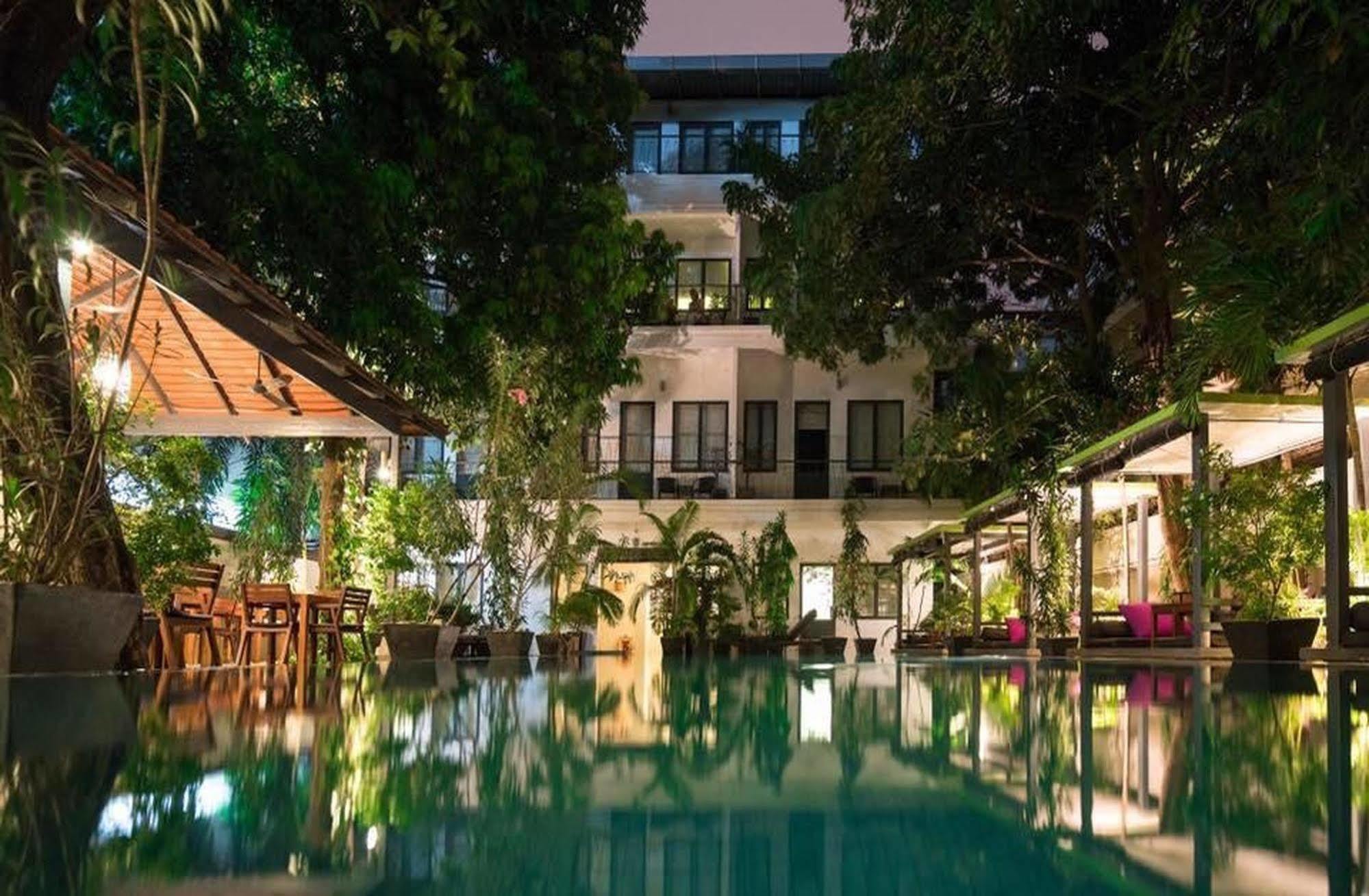The 252 Hotel Phnom Penh Exterior photo
